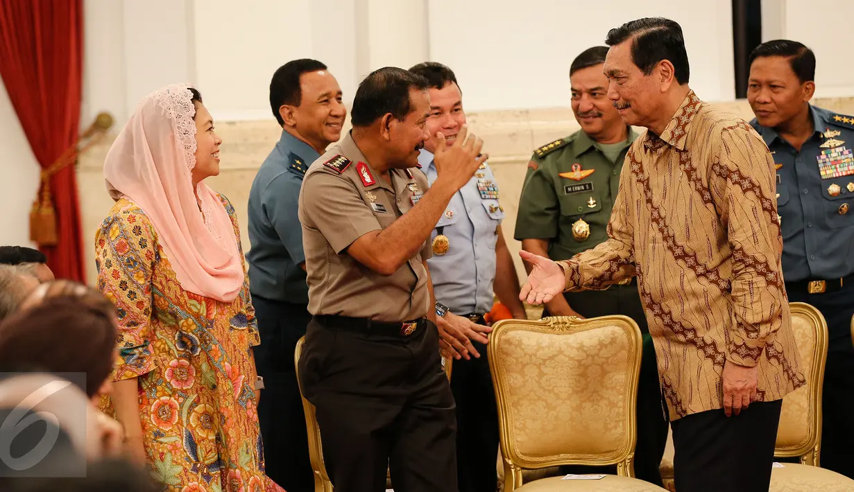 Menko Polhukam Luhut Binsar Panjaitan (kanan), Kapolri Jenderal Pol Badrodin Haiti dan putri alm Gus Dur, Yenny Wahid terlihat menghadiri acara peringatan Hari Hak Asasi Manusia (HAM) di Istana Negara, Jakarta, Jumat (11/12). (Liputan6.com/Faizal Fanani)