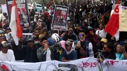 Dalam aksinya, pengunjuk rasa membawa poster dan spanduk berisi tuntutan mereka. (Liputan6.com/Helmi Fithriansyah)