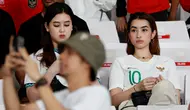 Suporter wanita hadir menyaksikan pertandingan Timnas Indonesia melawan Brunei Darussalam pada laga Kualifikasi Piala Dunia 2026 Zona Asia di Stadion Utama Gelora Bung Karno (SUGBK), Kamis (12/10/2023). (Bola.com/M Iqbal Ichsan)
