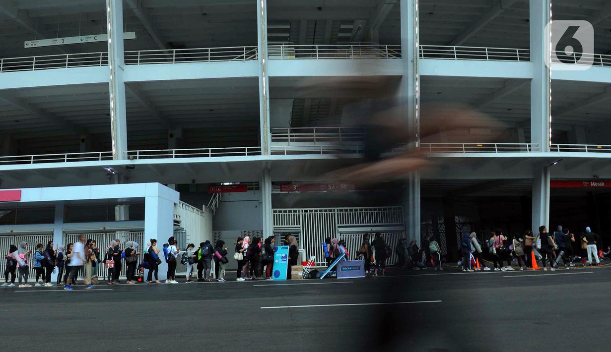 Antrean warga untuk mengikuti senam di kawasan Stadion Utama Gelora Bung Karno (SUGBK), Jakarta, Kamis (9/2/2023). Sejak pemerintah mengumumkan tidak ada lagi pembatasan sosial skala besar (PSBB), warga kian antusias untuk berolahraga seperti lari, senam, dan jalan santai. (merdeka.com/Imam Buhori)