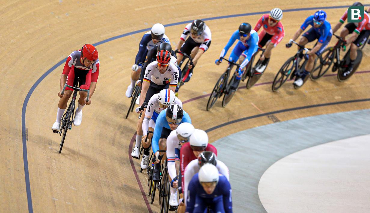 Tim balap Sepeda Indonesia, Bernard Benyamin van Aert (kiri) berkompetisi pada nomor omnium putra UCI Track Nations Cup 2023 di Jakarta International Velodrome, Rawamangun, Jakarta, Minggu (26/02/2023). (Bola.com/Bagaskara Lazuardi)