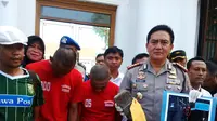 Polrestabes Surabaya menetapkan dua tersangka kasus bentrokan Perguruan Setia Hati Terate (PSHT) dan Bonek Mania yang menewaskan dua pendekar silat. (Liputan6.com/Dhimas Prasaja)