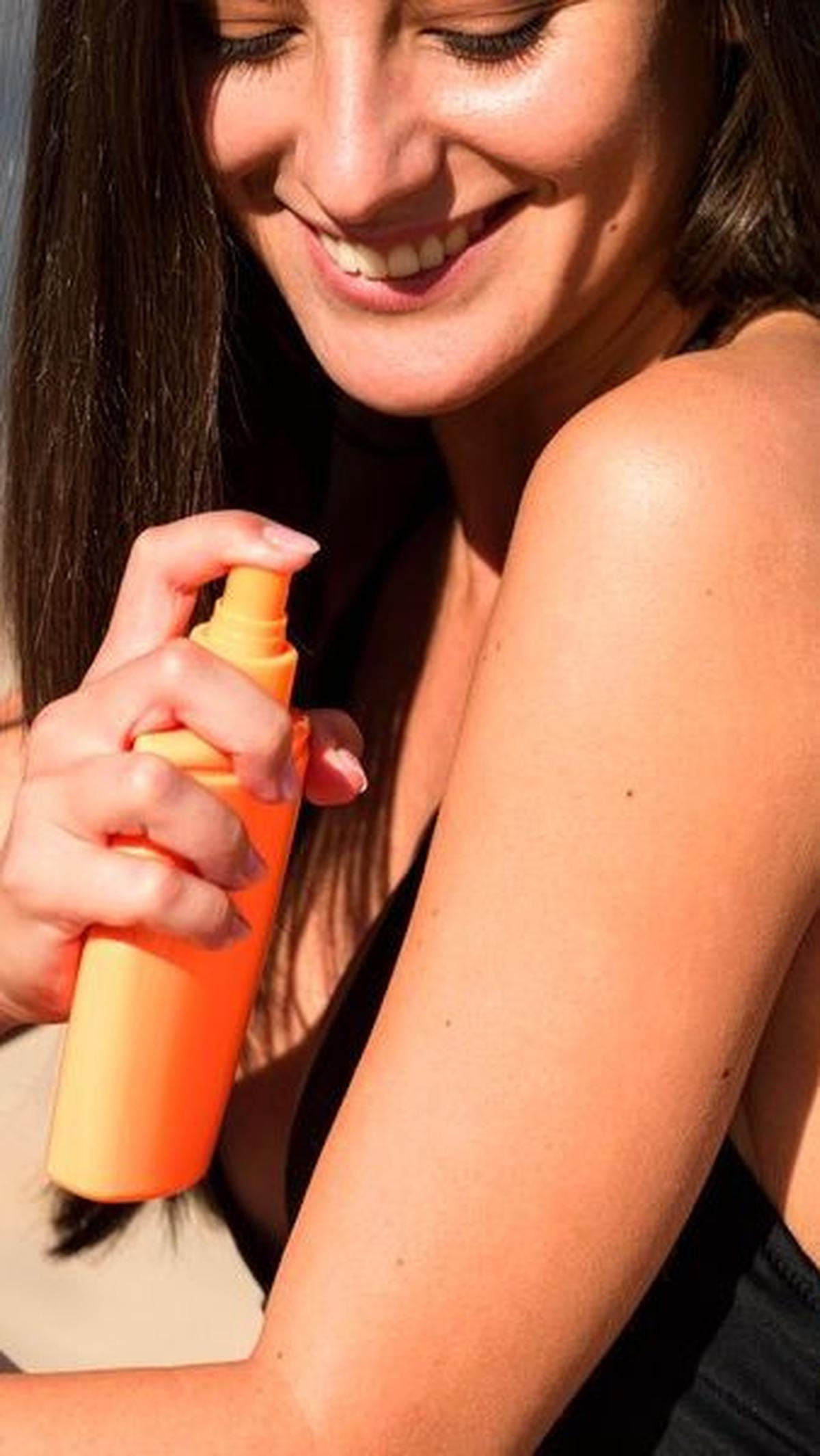 Ingatlah bahwa produk sunblock yang baik mampu melindungi kulit Anda dari sinar UVA dan UVB. Selalu baca label produk dan perhatikan komposisinya, serta jangan lupa untuk selalu mengoleskan ulang sunblock setiap dua jam sekali untuk perlindungan yang opti