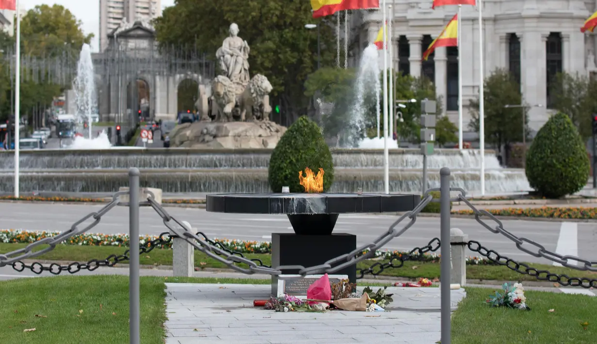 Monumen untuk mengenang korban COVID-19 terlihat di Madrid, Spanyol, 21 Oktober 2020. Hingga 21 Oktober 2020, jumlah kasus COVID-19 di Spanyol sejak awal pandemi telah mencapai angka 1.005.295. (Xinhua/Meng Dingbo)