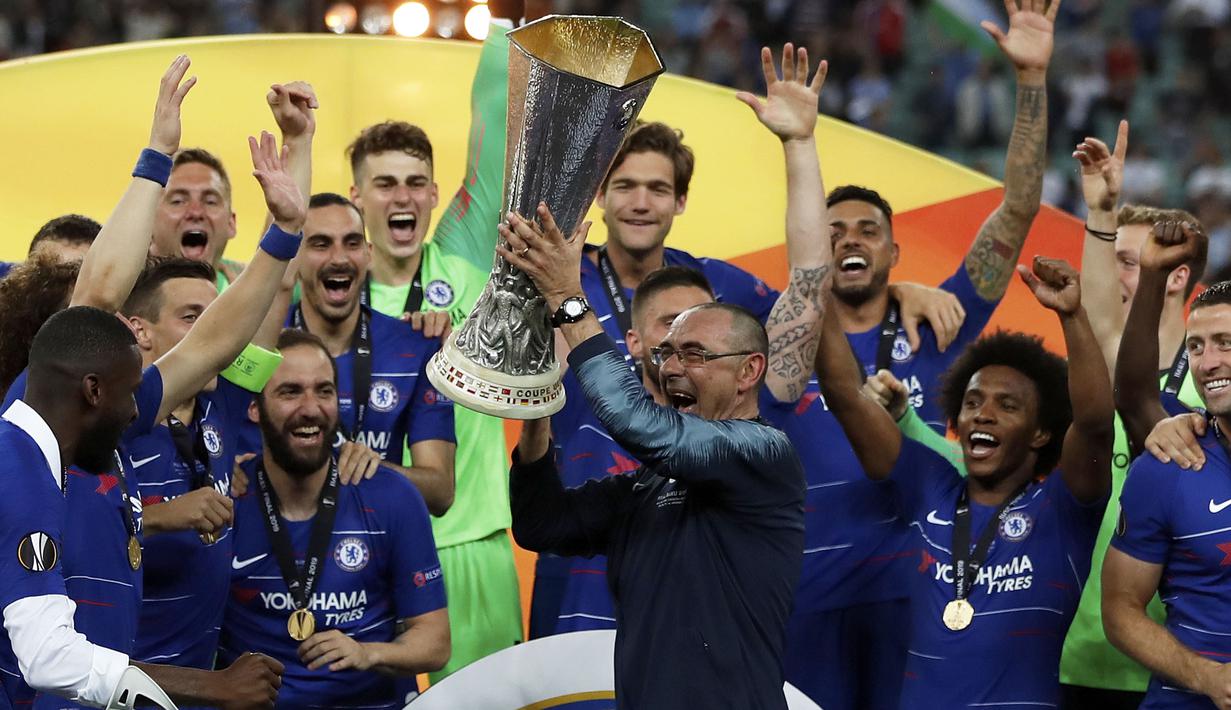 Maurizio Sarri mengangkat trofi pertamanya di Eropa bersama Chelsea saat The Blues berhasil mengalahkan Arsenal di final Europa League 2019 lalu. ( AP/Darko Bandic )