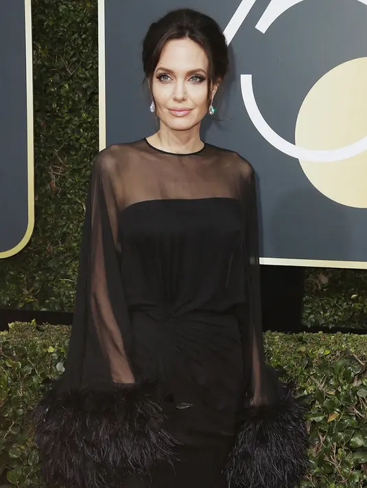 Beberapa waktu lalu, di sebuah wawancara Jolie mengakui rasa bangganya bisa bekerja sama dengan anak laki-lakinya dalam pembuatan film They Killed My Father ini. (AFP/Frederick M.Brown)