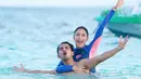 Tyas Mirasih dan Tengku Tezi tak hanya menghabiskan waktu di pinggir pantai. Mereka pun menikmati dinginnya air laut dengan berenang. Keduanya tetap terlihat mesra. (Foto: Instagram/@tyasmirasih)