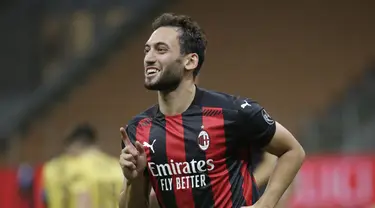 Gelandang AC Milan, Hakan Calhanoglu berselebrasi usai mencetak gol ke gawang Bodoe/Glimt pada pertandingan Liga Europa di Stadion San Siro di Milan, Italia, Kamis (24/9/2020). AC Milan menang tipis atas  Bodoe/Glimt 3-2. (AP Photo/Luca Bruno)