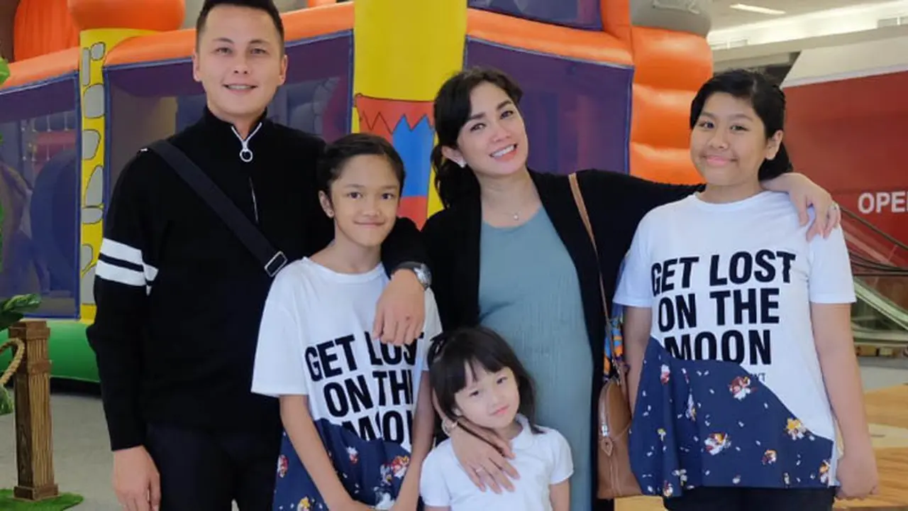 Andhika Pratama dan Ussy Sulistiawaty bersama tiga orang putrinya.