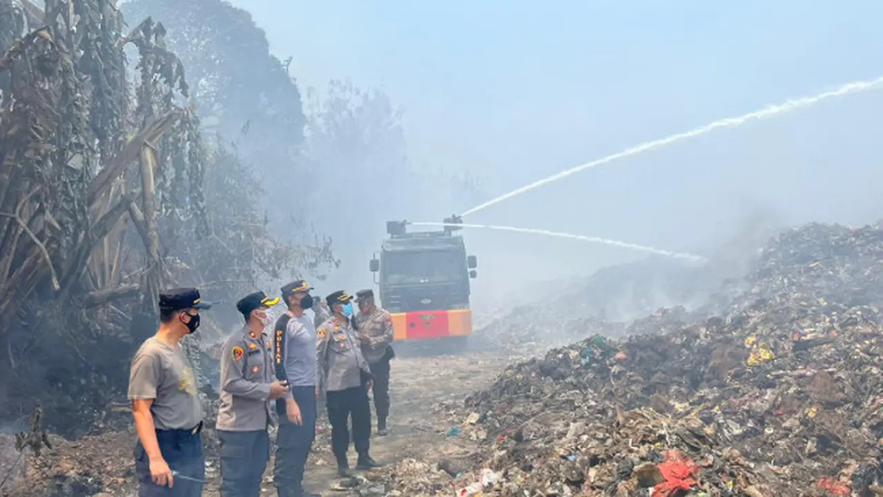 Kendaraan water canon milik Polresta Bandar Lampung membantu proses pemadaman api di TPA Bakung.