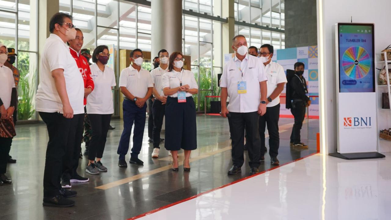 Menteri Koordinator Bidang Perekonomian Airlangga Hartarto dalam acara Temu Raya Alumni Program Kartu Prakerja bersama Presiden RI Joko Widodo, di Sentul International Convention Centre, Bogor, Jumat (17/6/2022).