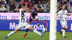 Cristiano Biraghi. Bek kiri Italia berusia 29 tahun ini telah 5 musim memperkuat Fiorentina sejak didatangkan dari Pescara pada awal musim 2017/2018 dengan status pinjaman yang akhirnya dipermanenkan di musim berikutnya. Jabatan kapten tim baru disandangnya pada awal musim 2021/2022. Berkat kepemimpinannya ia sukses membawa La Viola finis di posisi ke-7 Liga Italia 2021/2022 dan berhak berlaga di Europa Conference League musim 2022/2023. (AFP/Andreas Solaro)