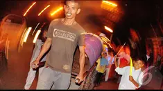 Puluhan anak-anak pawai obor takbiran di sepanjang jalan pramuka menuju jalan Matraman, Jakarta (Liputan6.com/Faizal Fanani)