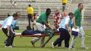 Pertandingan antara Kamerun melawan Kolombia harus terhenti sejenak di menit ke-73 ketika Marc-Vivien Foe jatuh tak sadarkan diri. Dirinya langsung dibawa pergi oleh staff medis ke luar pertandingan, namun nahas nyawanya tak tertolong. (Foto: AFP/Philippe Merle)