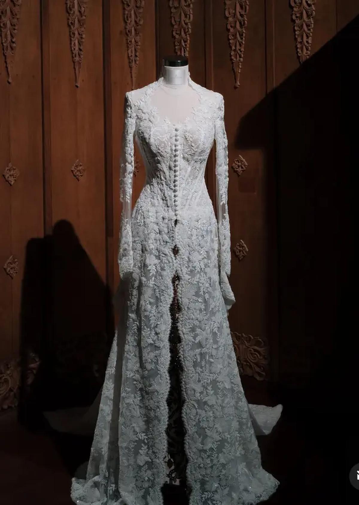 Kebaya pilihan Luna Maya di hari pernikahan. [@lunamaya]