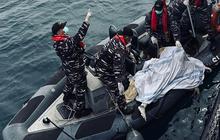 FOTO: KRI Selar-879 Evakuasi Jenazah di Teluk Balikpapan Saat Patroli Rutin