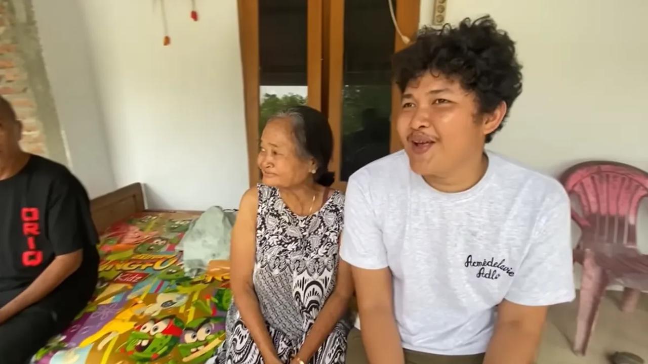 Nopek mengabadikan momen saat mobil barunya diantar ke rumahnya di kampung halaman.<br>