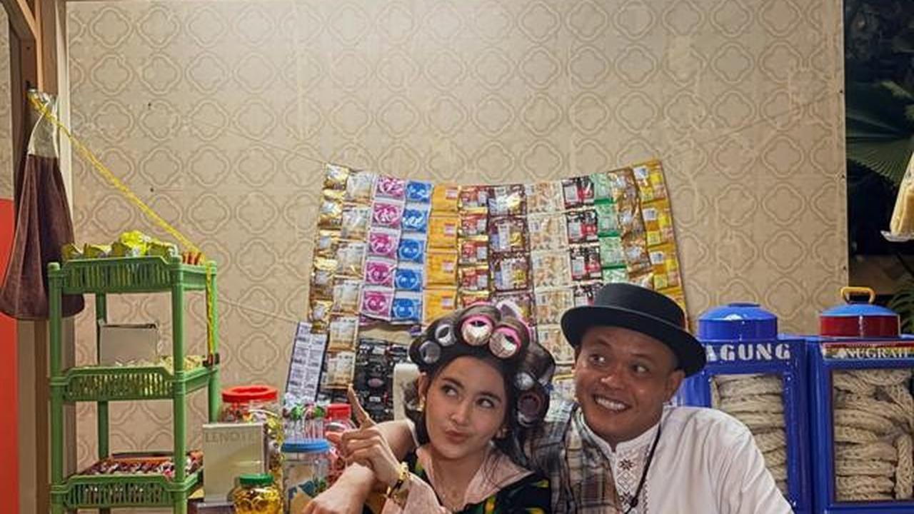 7 Potret Warung Ceu Lini di Ultah Mahalini ke-26, Ada Kue Microwave Unik