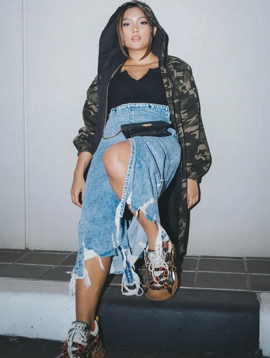 Rok jeans 3/4 milik Marion Jola bisa jadi pilihan untuk tampil bergaya street style [@lalamarionj]