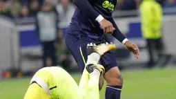 Kiper Everton, Jordan Pickford terjatuh dekat rekan setimnya, Ashley Williams pada laga Grup E Liga Europa melawan Everton di Stadion Stade de Lyon, Kamis (2/11). Everton tersingkir dari Liga Europa setelah dibantai oleh Lyon 3-0. (AP/Laurent Cipriani)