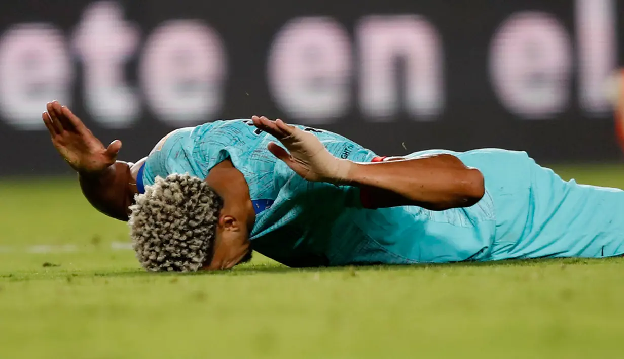Namun, jelang babak pertama berakhir, Barcelona sempat memperkecil ketertinggalan. Umpan Joao Felix diteruskan Yamal yang dengan mudah menceploskan bola ke gawang kosong. (AP Photo/Fermin Rodriguez)