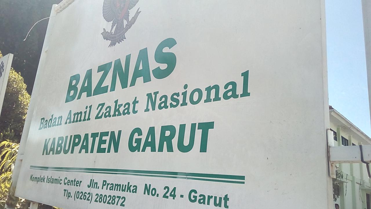 Sebuah papan alamat menunjukan kantor Baznas Garut yang berada di bilangan Islamic Center kabupaten Garut, Jawa Barat