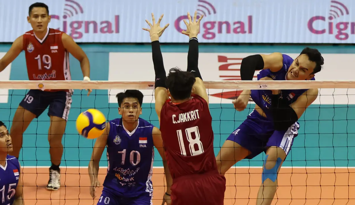 Pemain Timnas Bola Voli Putra Indonesia, Hendra Kurniawan (kanan) melepaskan spike yang mampu menembus blok pemain Thailand, Thanomnoi Jakkrit pada laga terakhir putaran kedua SEA V League 2023 menghadapi Thailand di di Santa Rosa Sports Complex, Laguna, Filipina, Minggu (30/7/2023). Indonesia menang 3-2 (25-27, 20-25, 25-21, 25-21 dan 15-9) dan menjadi juara. (Phillippines National Volleyball Federation)
