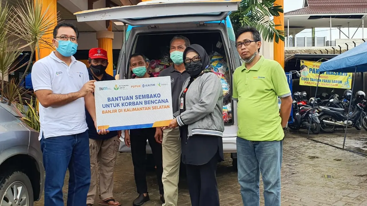 Pupuk Kaltim bersama Pupuk Indonesia menyalurkan bantuan bagi para korban banjir melalui Dinas Sosial Provinsi Kalimantan Selatan