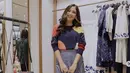 <p>Kate Spade Sam Icon Mini Tote (Rp5.790.000) menjadi tas sempurna untuk tampilkan gaya kasual Jessica Mila yang sangat chic. [Foto: Instagram/ Jessica Mila]</p>