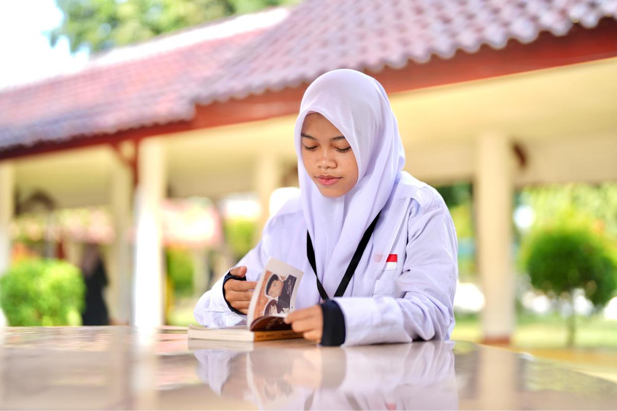 Adelia Eka Tri Septiani (16) siswi Sekolah Rakyat Menengah Atas (SRMA) 13 Kota Bekasi