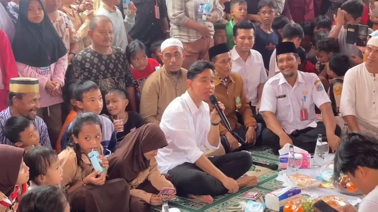 Wakil Presiden terpilih Gibran Rakabuming Raka saat blusukan dan bertemu warga Rusun Muara Baru, Jakarta Utara.