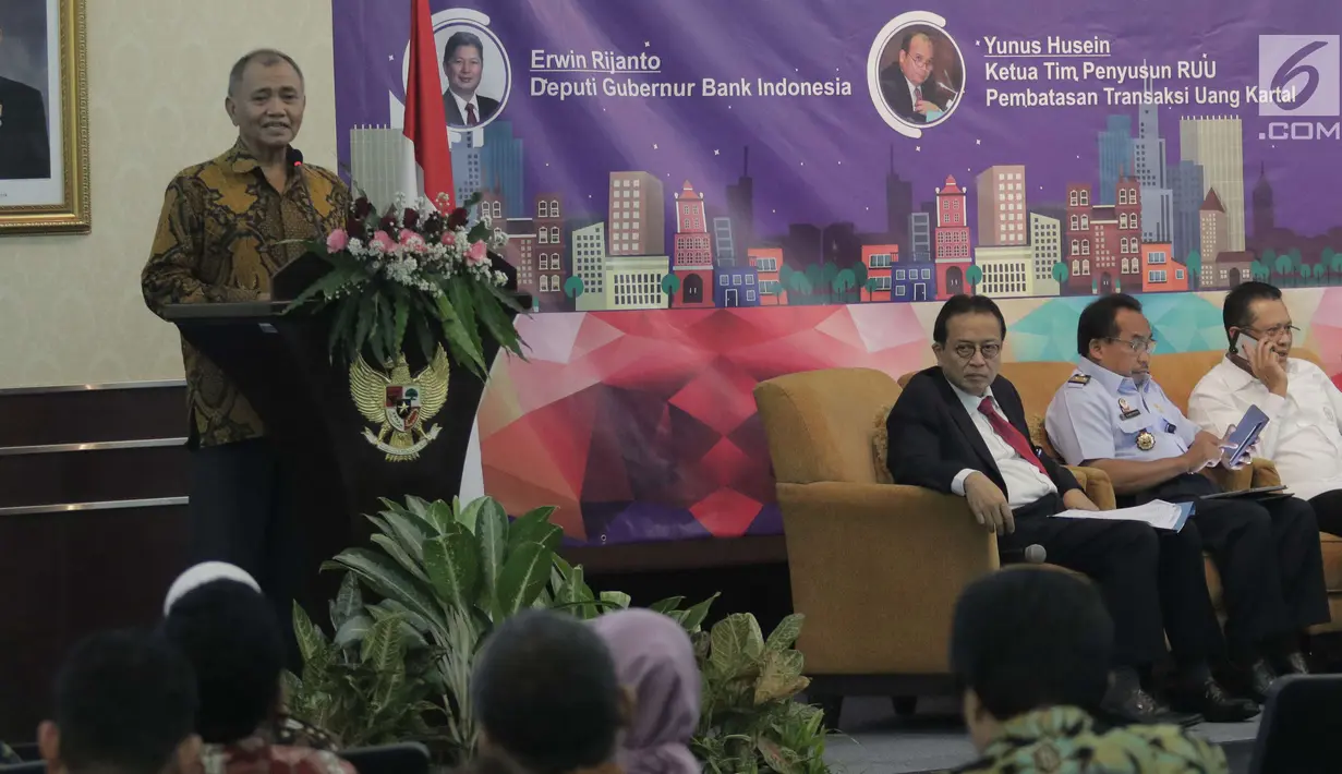 Ketua KPK Agus Rahardjo memaparkan materi saat mengikuti diskusi di gedung PPATK, Jakarta, Selasa (17/4). Diskusi tersebut membahas dimensi rancangan UU pembatasan transaksi uang kartal. (Liputan6.com/Angga Yuniar)