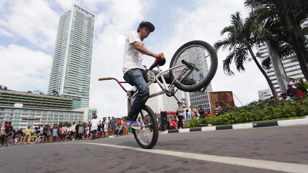 Aksi freestyle sepeda BMX Saat Car Free Day