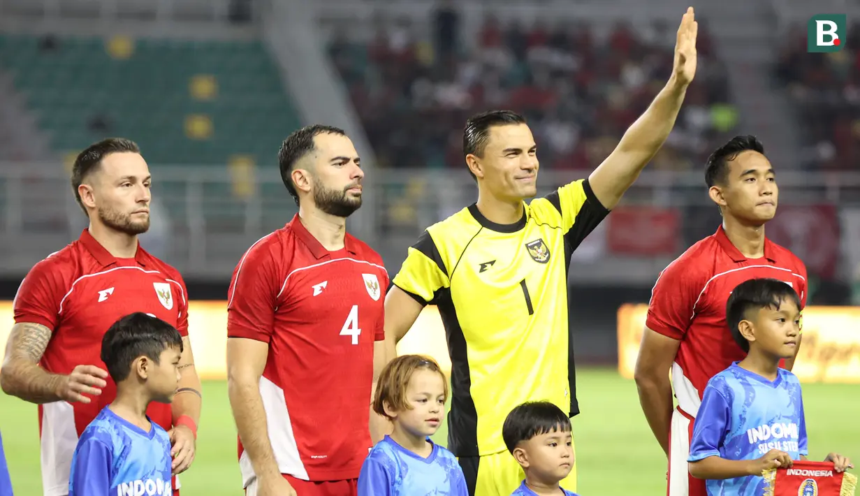 <p>Kiper Timnas Indonesia, Emil Audero melambaikan tangan ke arah tribune saat laga FIFA Matchday melawan Chinese Taipei di Stadion Gelora Bung Tomo (GBT), Surabaya, Jumat (05/09/2025). (Bola.com/Abdul Aziz)</p>
