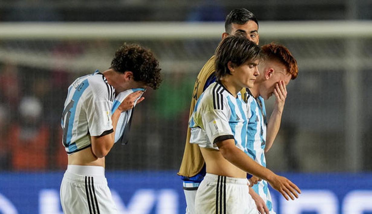 Pemain Timnas Argentina  menangis meninggalkan lapangan setelah ditaklukkan Nigeria pada laga babak 16 besar Piala Dunia U-20 di Stadion Bicentenario, Argentina, Rabu (31/5/2023). Argentina menyerah dua gol tanpa balas. (AP Photo/Natacha Pisarenko)