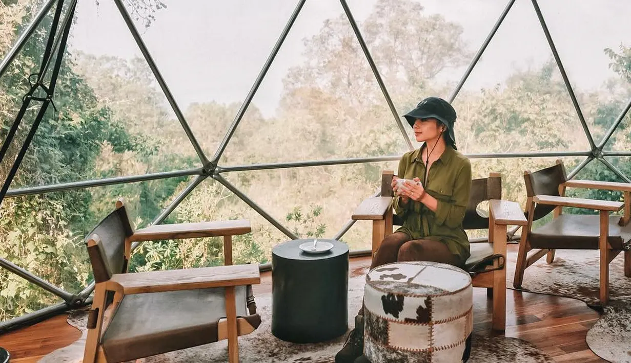 Style fashion Nikita Willy memang tak pernah membosankan. Pasalnya, ia selalu mengubah gaya busananya setiap hari. Nikita kali ini memakai celana cokelat, blus hijau army, sepatu boots dan topi hitamnya. (Instagram/nikitawillyofficial94)