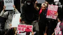 Mereka juga membawa spanduk-spanduk yang berisikan penolakan terhadap langkah DPR mengesahkan RUU TNI menjadi undang-undang. (Liputan6.com/Herman Zakharia)