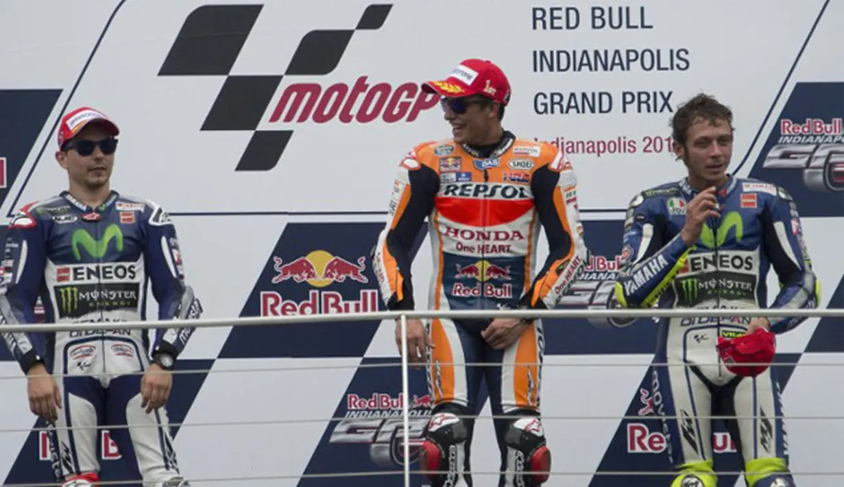 Pebalap Marc Marquez (tengah) bersama Jorge Lorenzo (kiri) dan Valentino Rossi berhasil naik podium pada MotoGP di Sirkuit Indianapolis, AS, Senin (10/8/2015). Marquez menjadi pemenang dengan catatan waktu 1:55.371299. (Getty Images/AFP)