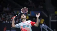 Tunggal putra Anthony Sinisuka Ginting&nbsp;saat melawan andalan tuan rumah Loh Kean Yew pada semifinal Singaopre Open 2022 di Singaopre Indoor Stadium, Sabtu (16/7) malam WIB.&nbsp;Anthony Ginting menang dua gim langsung atas 21-17 dan 21-14 dalam waktu 37 menit. (foto: PBSI)