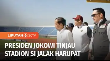 Presiden Joko Widodo mengunjungi Stadion si Jalak Harupat, Di Kabupaten Bandung, Jawa Barat. Presiden Jokowi meninjau renovasi stadion yang telah dirampungkan Kementerian PUPR untuk persiapan Piala Dunia U-17 2023.