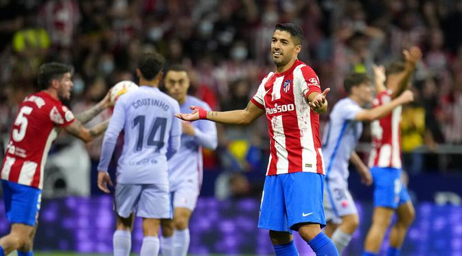Penyerang Atletico Madrid, Luis Suarez, membobol gawang Barcelona saat kedua tim bertanding pada lanjutan Liga Spanyol 2021/2022, Minggu (3/10/2021) dini hari WIB. (AP Photo/Manu Fernandez)