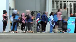 Warga antre untuk mengikuti senam di kawasan Stadion Utama Gelora Bung Karno (SUGBK), Jakarta, Kamis (9/2/2023). Sejak pemerintah mengumumkan tidak ada lagi pembatasan sosial skala besar (PSBB), warga kian antusias untuk berolahraga seperti lari, senam, dan jalan santai. (merdeka.com/Imam Buhori)