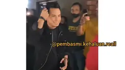 Dalam sebuah video yang beredar di akun gosip Instagram, Okin terlihat sedang memasuki area untuk naik pentas. Ia bahkan ditemani seorang pria yang menjaganya dari sergapan fans dan penggemar (https://www.instagram.com/p/CioX8UKv97F/)
