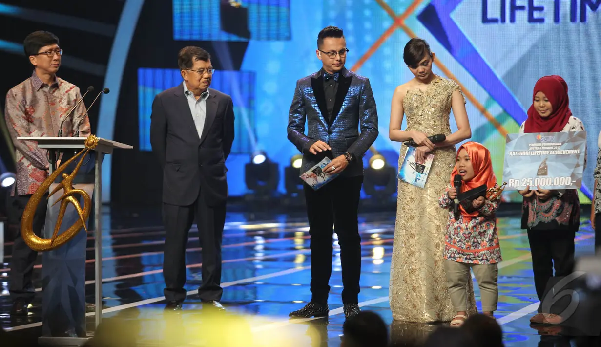 Salah satu kerabat dekat alm Ibu Een memberikan komentar usai mendapat penghargaan dari Liputan 6 SCTV yang diserahkan Wapres Jusuf Kalla, Jakarta, Rabu (20/5/2015). JK berharap Liputan 6 Awards bisa menginspirasi anak bangsa. (Liputan6.com/Faizal Fanani)