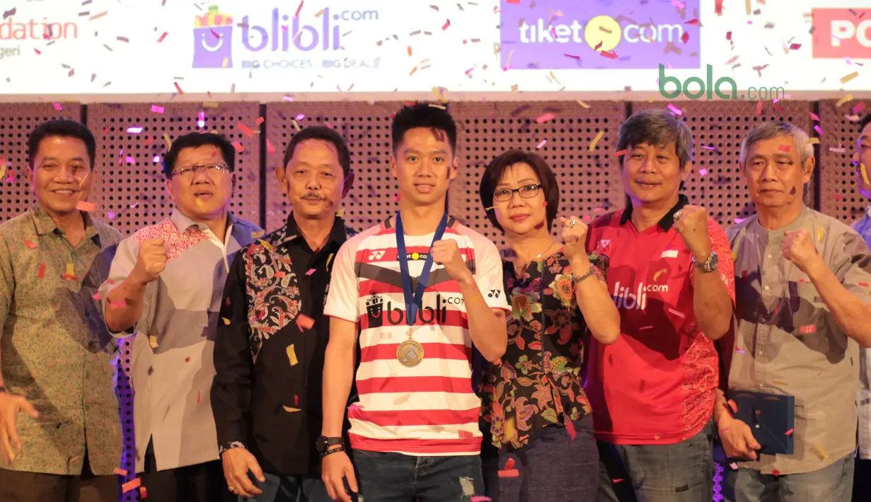 Kevin Sanjaya melakukan foto bersama usai menerima penghargaan dari Djarum Foundation di Galeri Indonesia Kaya, Grand Indonesia, Jakarta (28/3/2018). Kevin menerima deposito sebesar Rp 200 juta. (Bola.com/Nick Hanoatubun)