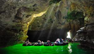 BCA menawarkan kemudahan pemesanan tiket paket wisata Desa Wisata Binaan Bakti BCA dengan BCA Mobile. (Foto Press Release BCA Indonesia)