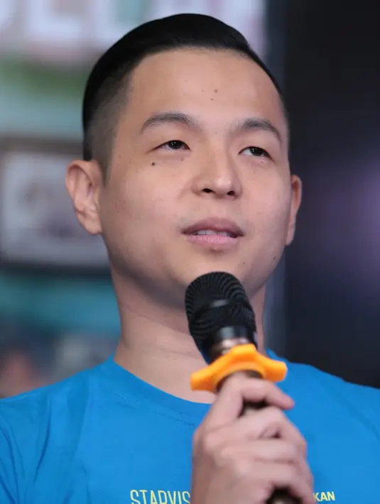 "Dia (istri) paham, yang nggak setuju itu anakku. Anak bilang, 'nggak mau dengar'. Agak bersalah juga sama anak karena nazar ngggak diskusi dulu. Tapi nggak apa-apa lah, sudah terlanjur," kata Ernest Prakasa, di kawasan Sarinah, Senin (16/1). 