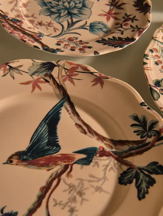 Koleksi kali ini terinspirasi dari semangat seni de vivre Cordelia de Castellane, terutama dari wallpaper yang dihiasi bunga dan burung. Foto: Document/Dior.