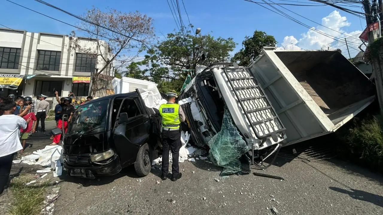Sebuah truk terjun bebas dari atas jembatan jalan Tol Tangerang-Merak pada Sabtu (4/10/2025).