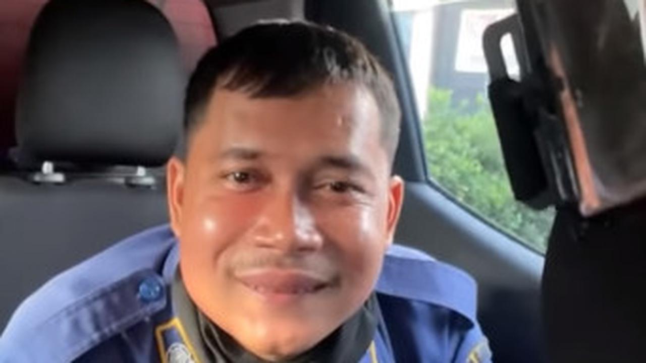 Tetap Happy, Muka Personel Damkar Pada Bengkak